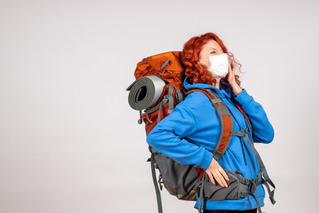 年轻人女游客背着背包上山旅游人女人自然