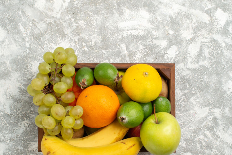 肥肉顶视图由新鲜水果组成 香蕉 葡萄 飞珠 白底水果 香醇 维生素 健康 新鲜背景醇香的柑橘