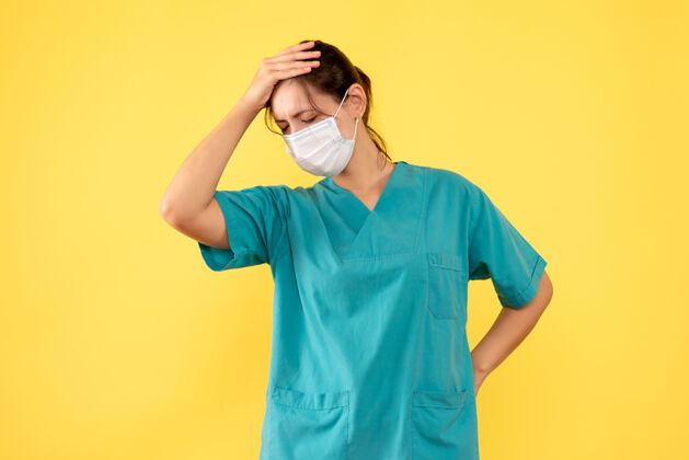 女士正面图黄色背景上穿着无菌口罩医用衬衫的女医生消毒面具健康