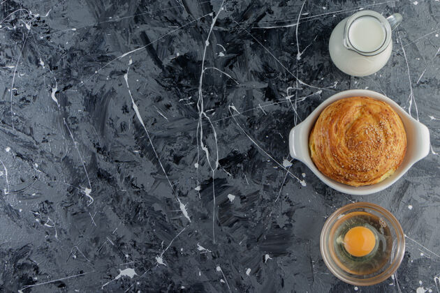 烘焙阿塞拜疆国家糕点 生鸡蛋和一杯鲜奶新鲜家庭烘焙种子
