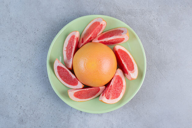 美味一盘葡萄柚放在大理石背景上新鲜柚子健康
