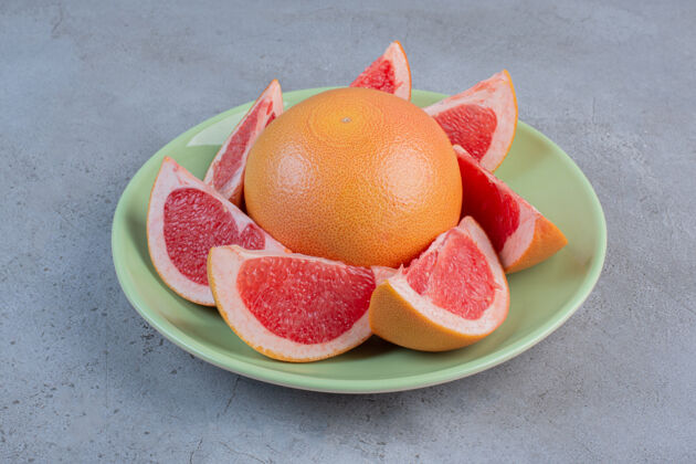 风味一盘葡萄柚放在大理石背景上美味配料柚子
