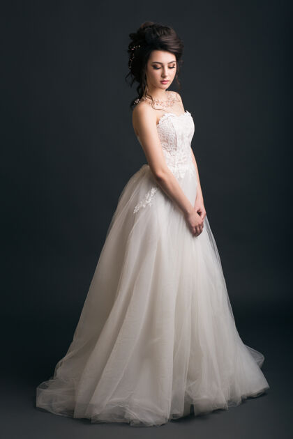 美丽穿着婚纱的年轻漂亮时髦的女人优雅姿势新娘