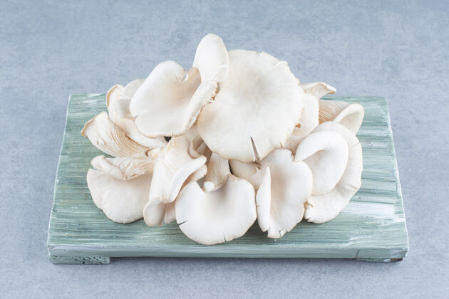 蔬菜木板上牡蛎蘑菇的特写照片配料景观单一