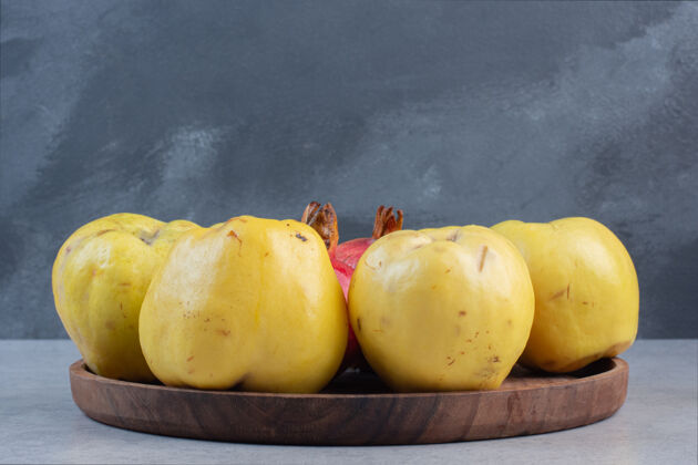 木瓜水果在灰色背景上放满了苹果木瓜的木板新鲜食物木瓜