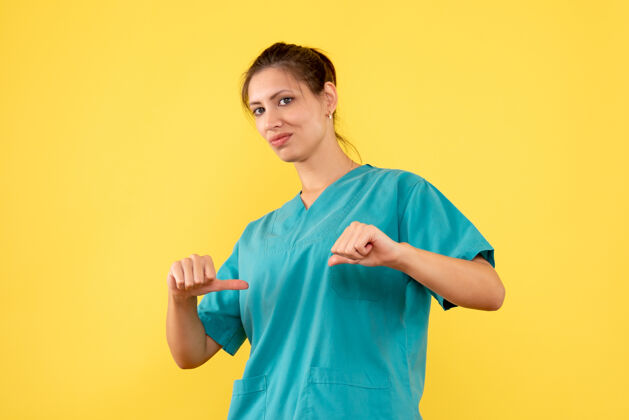 护士前视图黄色背景上穿着医用衬衫的女医生病毒女医生视图