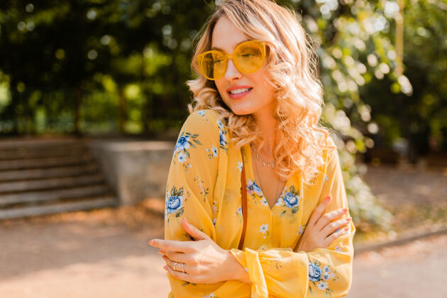 优雅迷人的金发时尚微笑的女人穿着黄色衬衫戴着太阳镜年轻光酷