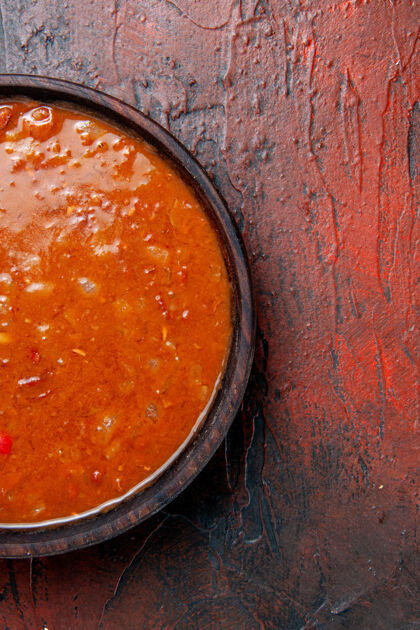 蔬菜混色桌左侧棕色碗里的番茄汤半张饭食物番茄