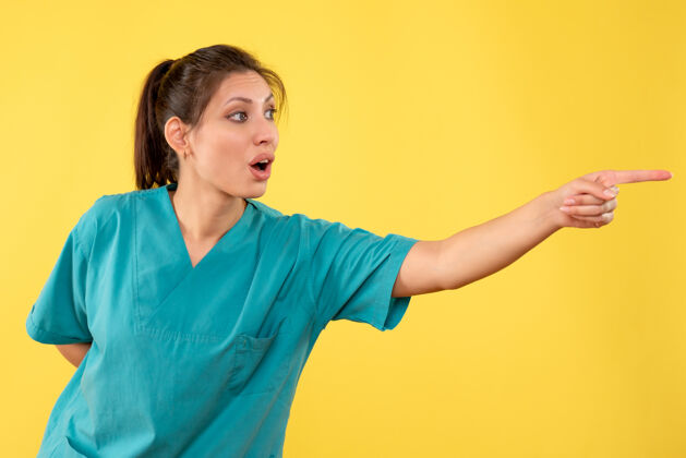 健康前视图黄色背景上穿着医用衬衫的女医生病毒人衬衫