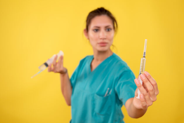 健康正面图黄色背景下手持针剂的女医生男性黄色专业