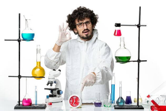 医学正面图身着白色特别套装的年轻男科学家摆姿势实验室外套科学视图