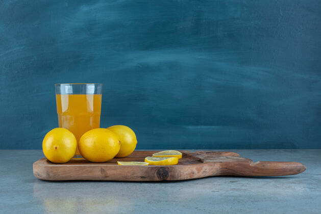 杯子一杯鲜柠檬橙汁玻璃果汁木板