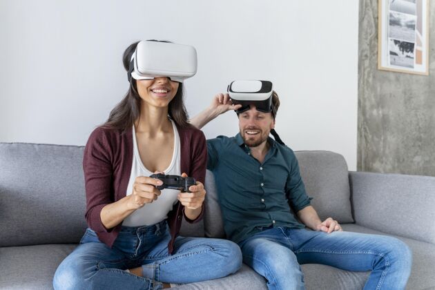 乐趣男人和女人在家里玩游戏的虚拟现实耳机乐趣女人游戏控制器虚拟现实