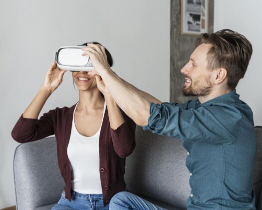 虚拟现实男帮女戴上虚拟现实耳机水平虚拟现实女人