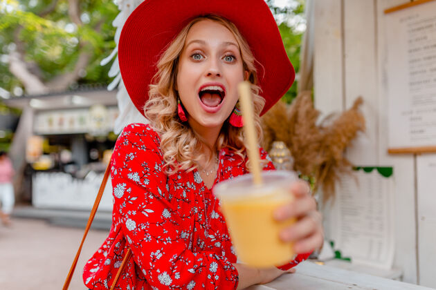 女人情感迷人时尚金发微笑女士草帽和衬衫夏季时尚装喝天然水果鸡尾酒冰沙明亮情绪女性