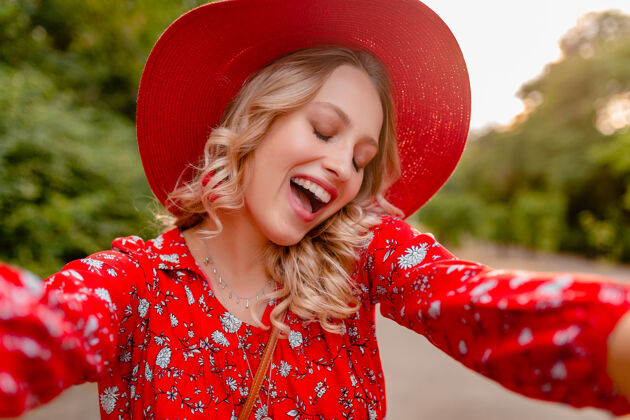 情感迷人的时尚金发微笑的女人在草帽和衬衫夏季时尚服装自拍明亮女性脸