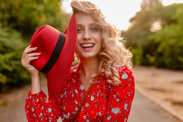 外表迷人的时尚金发微笑的女人在稻草红帽子和衬衫夏季时尚服装优雅年轻享受
