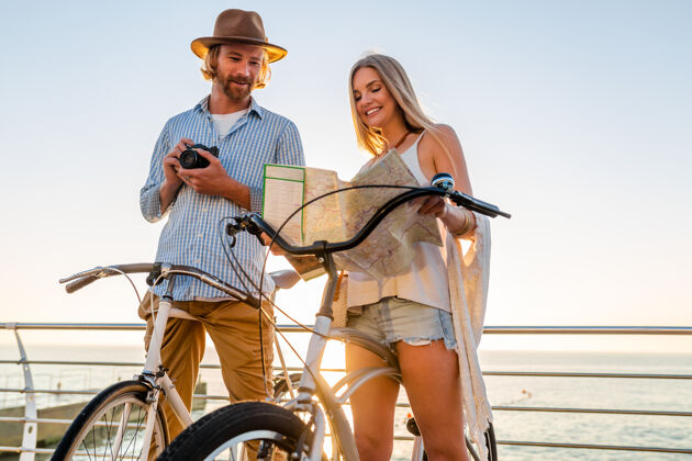 自行车年轻帅气的男女骑自行车旅游 手握地图 时髦的装束 朋友们一起玩乐 观光拍照自行车阳光浪漫