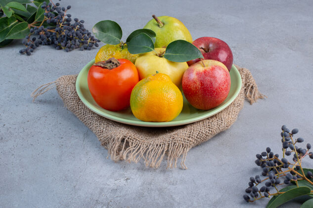 水果在大理石背景上的一块布上放上什锦水果拼盘木瓜美味天然
