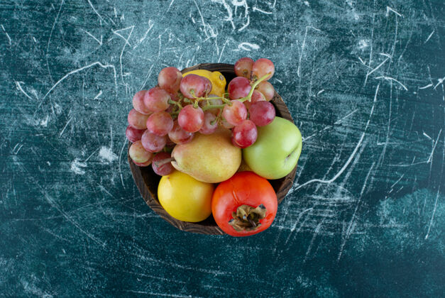 木瓜木桶里有各种美味的水果多汁生的葡萄