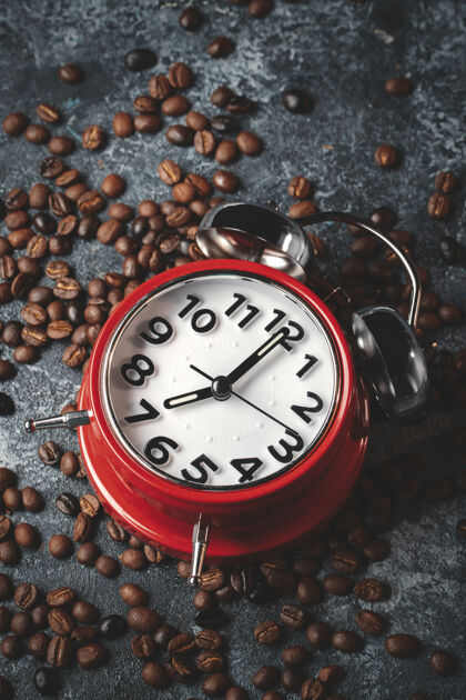 闹钟褐色咖啡籽的正面图 红色钟表 黑色表面秒组指针