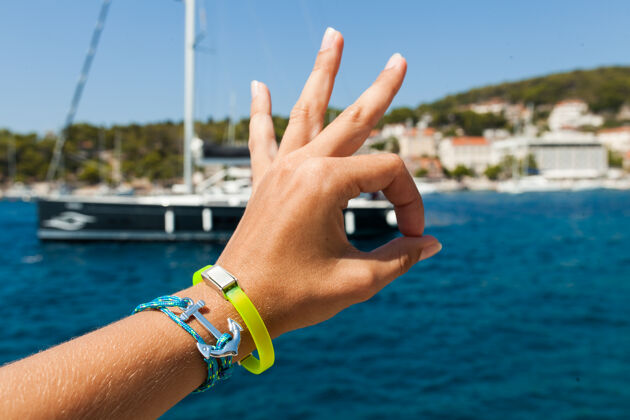 旅游近距离的手在海上显示好的标志快乐假期手势
