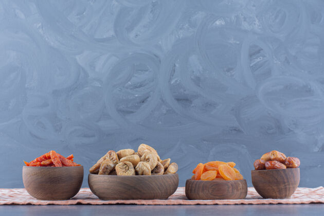 健康美味的干果放在碗里 放在毛巾上 大理石背景上美味营养可口
