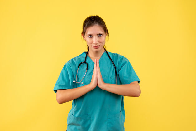 女医生前视图黄色背景上穿着医用衬衫的女医生肖像护士衬衫