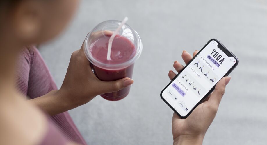 界面女性手拿果汁和智能手机瑜伽应用程序营养放松健康食品