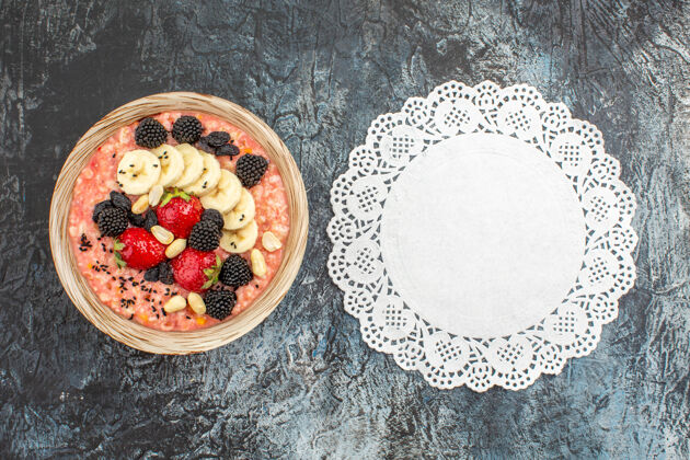 晚餐新鲜水果切片的果味慕斯里顶视图浆果食物早餐
