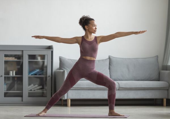 生活方式健身女士在家里用瑜伽垫做瑜伽和平人体姿势