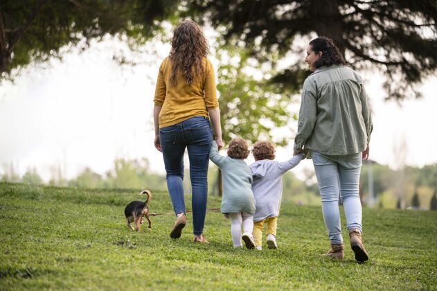 妈妈公园外lgbt母亲带着孩子和狗的背影为人父母孩子狗