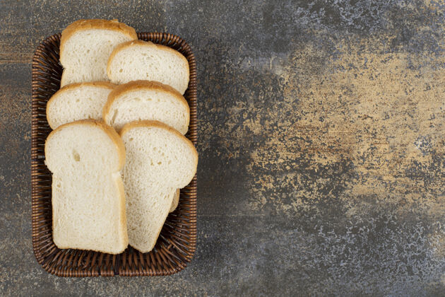 早餐新鲜的切片面包放在木篮里食物切片面包