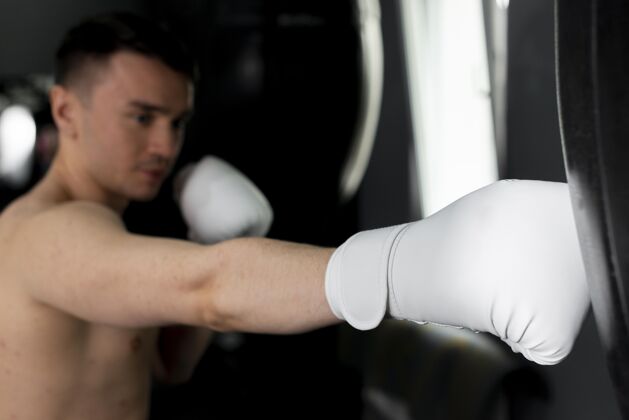 男性戴拳击手套的击运动锻炼