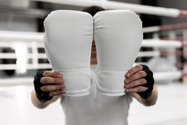 生活方式拳击运动员手持模拟手套训练男人盒子运动