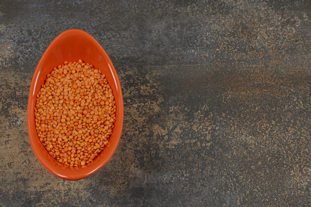 烹饪把红色小扁豆放在橙色的碗里有机农业烹饪