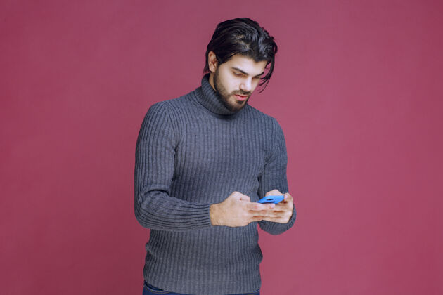 人体模型男人拿着智能手机 阅读信息或发短信模特工作人员男性