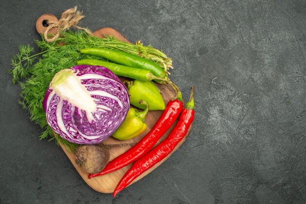 沙拉新鲜的红色卷心菜切片俯视图红卷心菜洋葱卷心菜