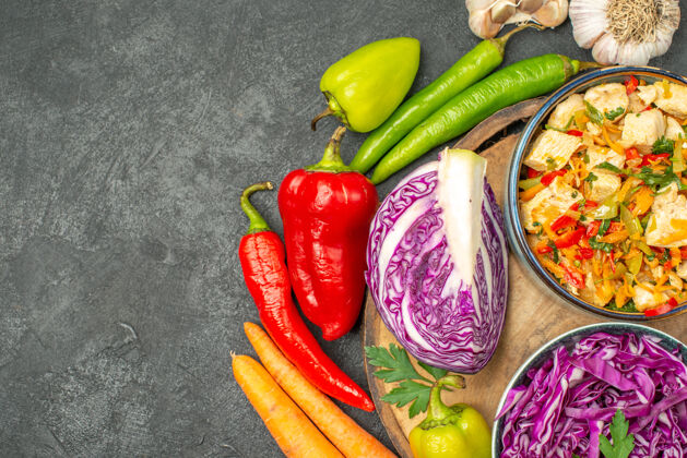 食物新鲜的红色卷心菜切片俯视图红卷心菜卷心菜蔬菜