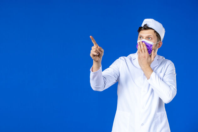 药品身穿医疗服 蓝色面罩的男医生正面图病毒颜色疫苗