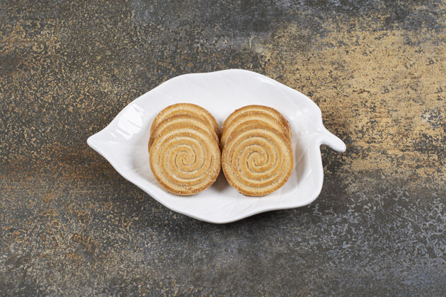 饼干一盘芝麻饼干放在大理石桌上有机新鲜面包房