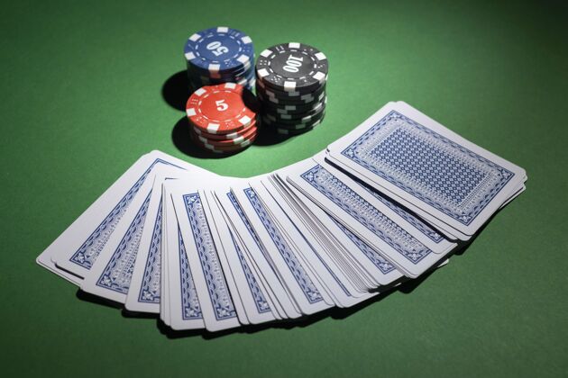 成功绿色背景上的赌场代币和一副牌财富赌场筹码幸运
