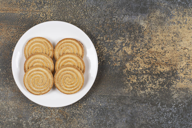 饼干一堆美味的圆饼干放在白色盘子里面包房零食脆