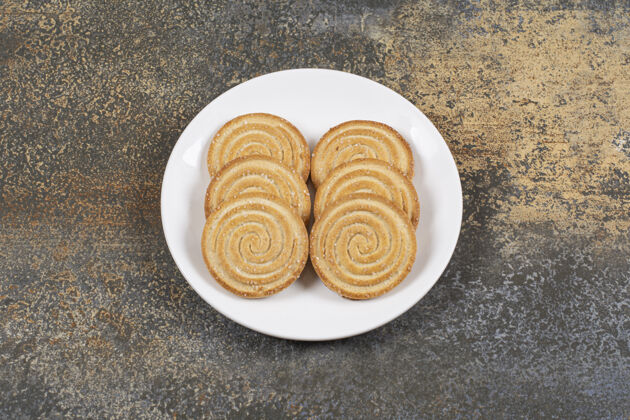 点心一堆美味的圆饼干放在白色盘子里新鲜零食种子