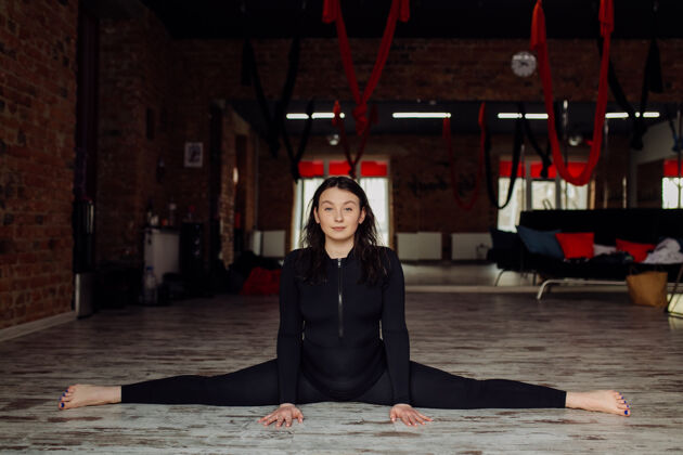 女子年轻女子练习瑜伽和飞行瑜伽的概念女子减肥工作训练
