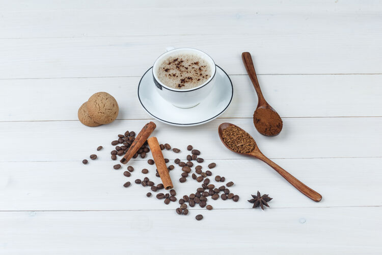 香味一套磨碎的咖啡 香料 咖啡豆 饼干和咖啡在一个木杯背景上高角度视图质地马克杯粗麻布