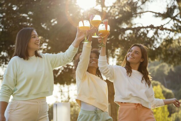 友谊带着饮料的中枪笑脸女人夏季聚会季节