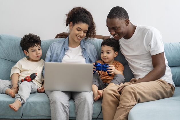 关系快乐的黑人家庭看着笔记本电脑上的东西笑人爸爸笔记本电脑