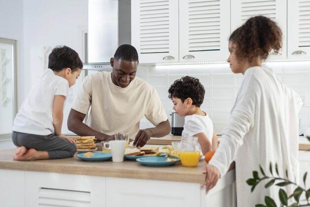 父亲快乐的黑人家庭准备食物家庭早餐早餐餐桌