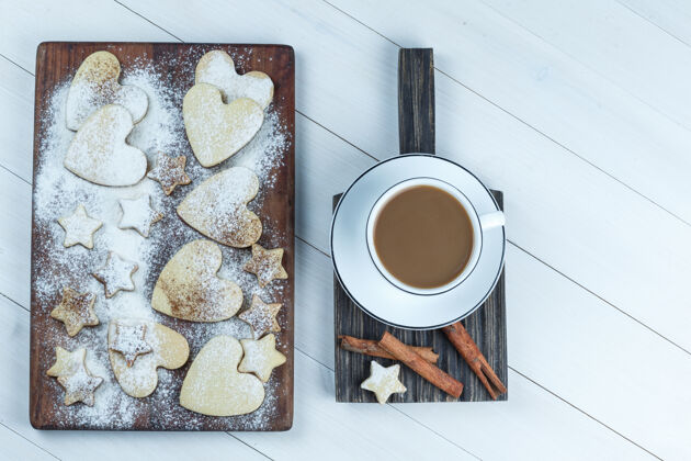 假日将心形和星形饼干平放在木制砧板上 配一杯咖啡 肉桂色白色木板背景水平心形水平甜点